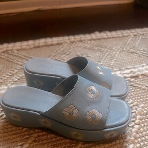 Lisa Says Gah Blue Floral Wedges